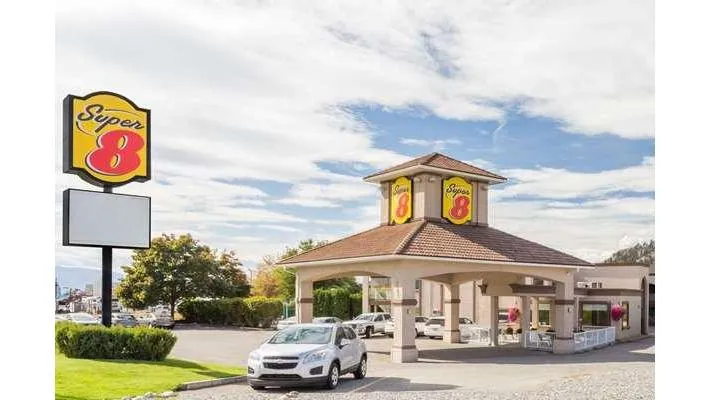Super 8 by Wyndham Kelowna BC